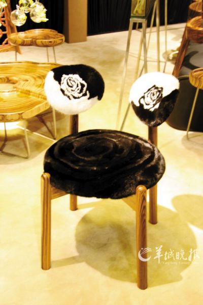 长着玫瑰花耳朵的俏皮兔椅