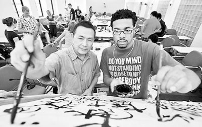 外国留学生学习书法