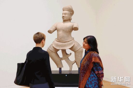 3月18日，一个10世纪砂岩制的东南亚雕像在美国纽约苏富比2011年亚洲艺术周拍卖预展上展出。吴凯翔 摄