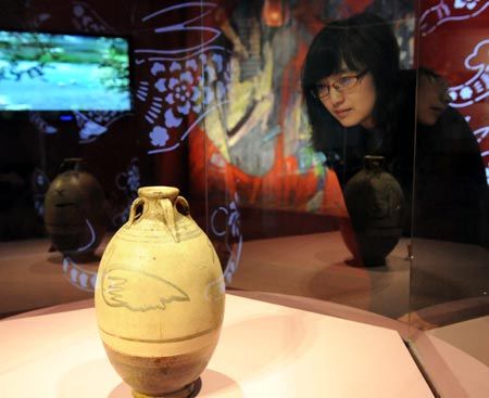国家二级文物金代双鹅戏水瓶在黑龙江展出