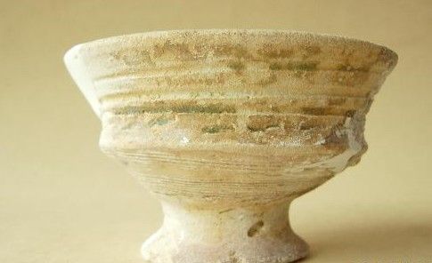 这是遗址出土的青瓷豆。