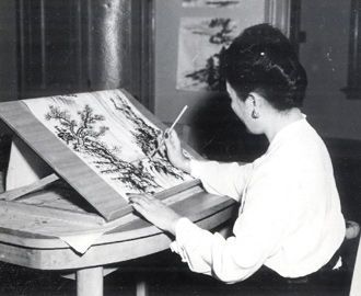 1951年7月，宋美龄在官邸专心画画