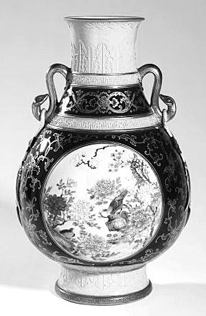 粉彩开光锦上添花纹瓶