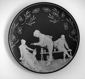 德国梅特拉赫1895年产“青年野餐图”手工刻制瓷浮雕挂盘。