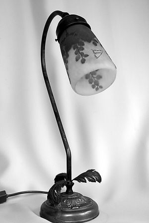 法国道姆1910年产“叶片花苞图”手工套料彩色玻璃灯罩。