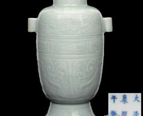 康熙饕餮纹青瓷双耳瓶