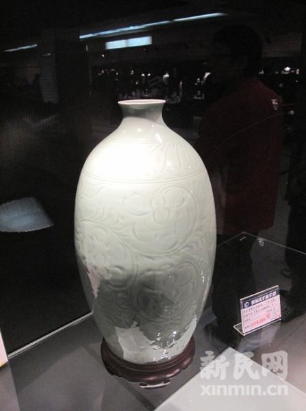 售价最贵的是一只瓷器瓶子，售价58万余元。新民网记者胡彦?
