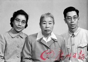 1960年周海婴、马新云夫妇与母亲许广平合影