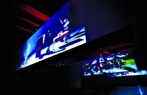 用录像的方式摄制下来，最后再放到“黄灯”的展览现场