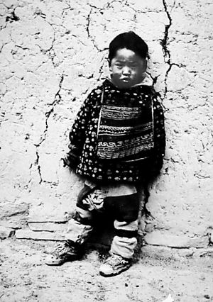 一个小男孩站在墙脚。（展览图片）