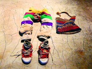 ▲《吾土吾民》展览中展出的上图小男孩的衣物。深圳商报记者 刘瑜 摄 