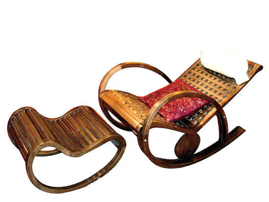 这款摇椅的设计十分特别，椅身和脚踏都是通过弯曲的形状来实现摇摆功能，为古板的实木家具增添了几分趣致。