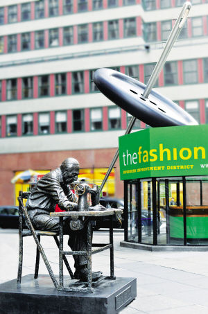 成衣工人雕像位于纽约的第七大道，塑造了一位犹太裔的成衣工人正脚踩缝纫机、聚精会神地缝制衣服。反映了早年刚到纽约的犹太移民大多从事成衣制造业的现象，说明了城市的发展历史，也为原本呆板的街景添加了生动的一笔