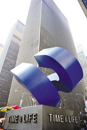 时代华纳大厦坐落于纽约洛克菲勒中心，建于1937年，高149米，是纽约摩天建筑群的标志之一