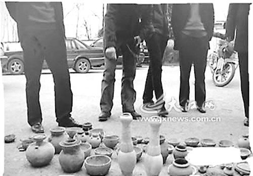 专业盗墓贼雇人盗挖千年古墓(图)