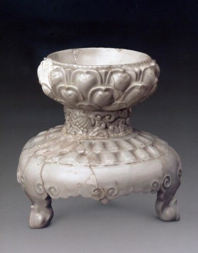 永乐白釉浮雕莲瓣纹束腰三足座 高19.3厘米 1983年景德镇珠山御窑厂出土。