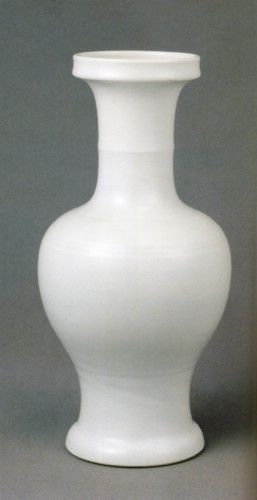 清白釉印龙纹尊 高24厘米 私人藏品