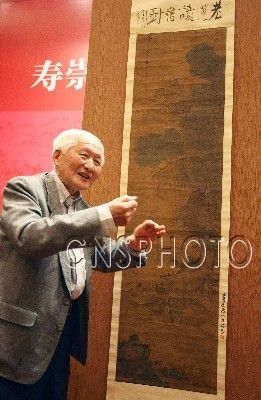 寿崇德先生向浙江省诸暨市捐赠陈洪绶真迹《老莲读书图》。