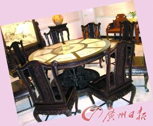 作品《清式紫檀云龙纹镶理石圆桌九件套》在“中国(深圳)国际文化产业博览会”上荣获特别金奖。