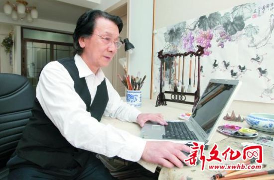 孙吉安在网上关注着方肇新每一天的情况 本组图片 记者 赵滨 摄