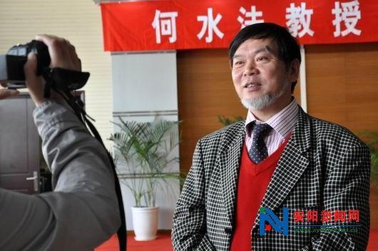 书画家何水法谈起自己创作入藏作品的感受和对中国文字博物馆的印象。