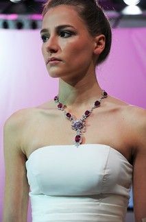 图2 名模展示珠宝设计产品