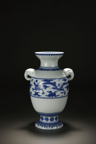 雍正青花龙纹太平有象台瓶。