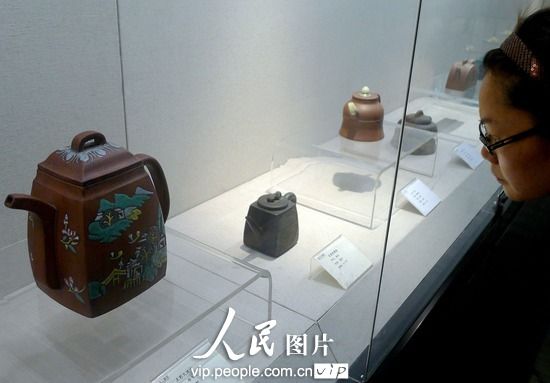 参观者在观赏一把清朝“点彩大汉方”紫砂精品。