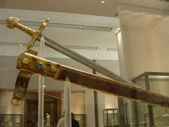 记法国国立中世纪博物馆宝剑展(图)