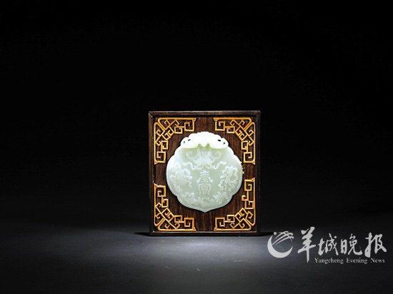 清代青白玉福寿纹如意头，估价2万元，已经有不少买家表现出很大的兴趣。