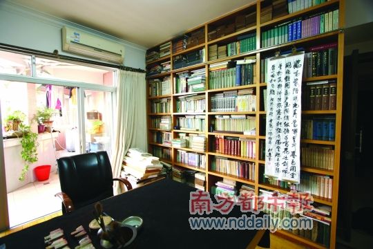 马明达的书房。