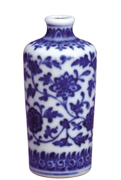 康熙青花缠枝菊花纹鼻烟壶