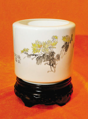  刻瓷“菊花”笔筒