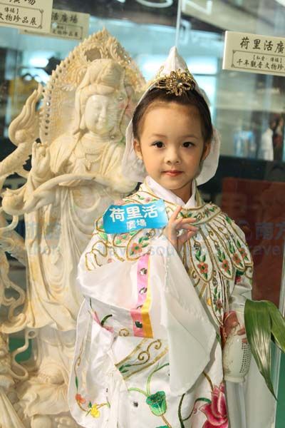 长洲太平清醮飘色观音表演者杨海晴与近千万的清代仿宋代白玉观音合照