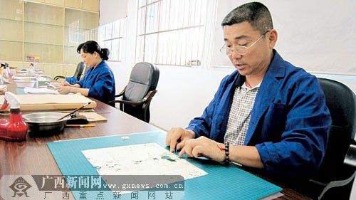 探访广西图书馆古籍修复者：妙手回春修古书