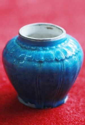 孔雀绿釉菊瓣纹紫砂罐