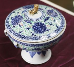 仿乾隆斗彩高足带盖大碗