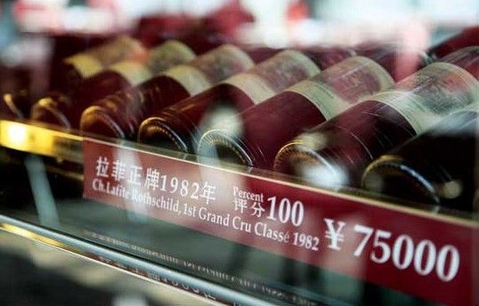 1982年法国拉菲葡萄酒，最近已经涨到六七万一支，5年涨幅超过500%。