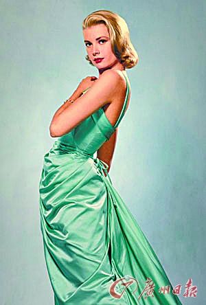 格蕾丝在1955年奥斯卡颁奖礼穿的礼服。