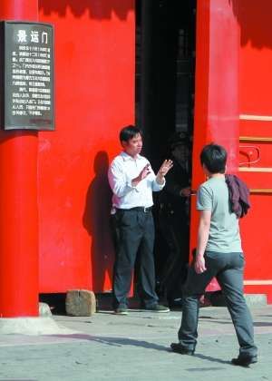 一工作人员示意游客止步。昨日，故宫东区暂停开放。 本报记者 吴江 摄