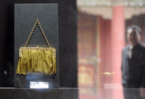 这是香港两依藏博物馆在故宫内展出的金丝嵌宝石手袋（4月26日摄）。当日，北京警方证实：北京故宫博物院发生部分展品失窃事件。据警方通报，5月9日，北京警方接报称，香港某博物馆在故宫博物院临时展出的部分展品失窃。经初步调查，丢失物品为该博物馆在故宫博物院临时展点内展览的现代工艺品。目前，警方正在进一步调查中。新华社记者 金良快