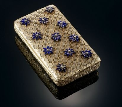 被窃物品共有7件，皆为金制镶嵌宝石工艺，制造于1930年到1980年。