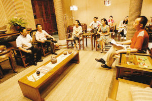 鲍志强、范伟群接受本报记者采访。