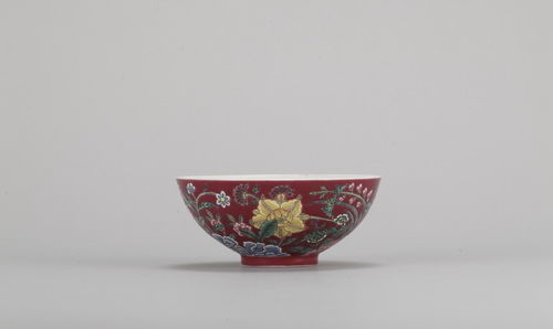 北京保利2011春拍拍品 清雍正胭脂红地珐琅彩九秋小碗“雍正御制”款D9cm