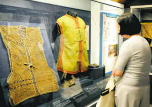 观众在观看展品。新华社发