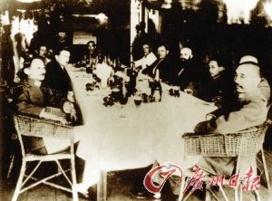 1923年10月，孙中山、苏俄代表鲍罗廷和中共早期领导人李大钊在大元帅府会晤，商谈改组国民党、实行国共合作一事。图为孙中山宴请鲍罗廷等苏俄代表。