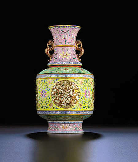 清乾隆粉彩镂雕团螭纹“时时报喜”转心瓶