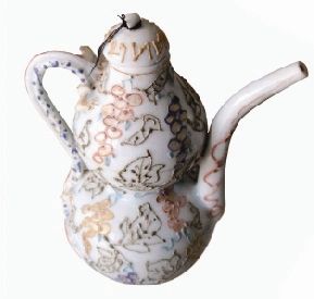 图2 元卵青釉堆粉葫芦型五彩执壶