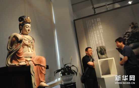 观众在参观台湾艺术佛像展。