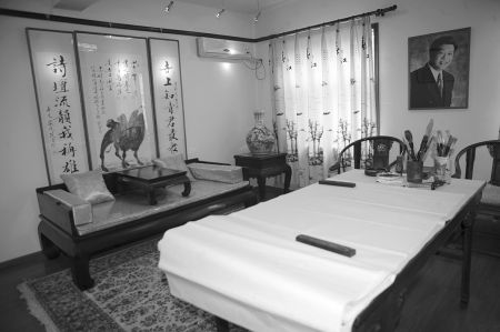 雅致书房供赵忠祥和好友挥毫泼墨。